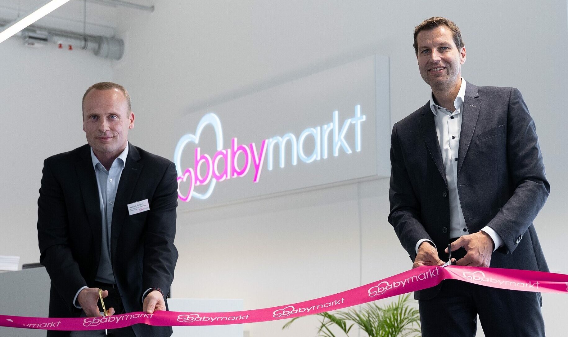 Bastian Siebers (links, Vorsitzender der Geschäftsführung babymarkt.de) und Thomas Eiskirch (Oberbürgermeister Stadt Bochum) eröffnen babymarkt.de-Zentrale im O-Werk